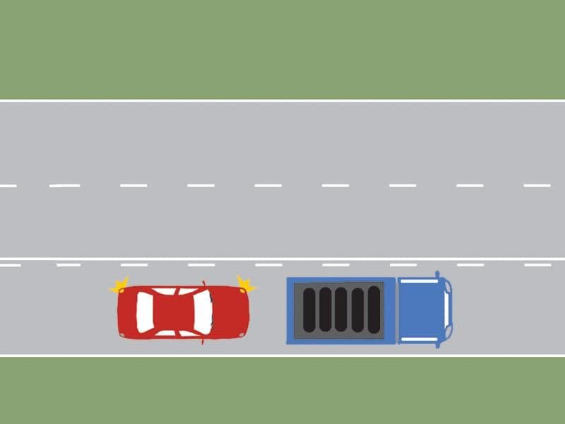 Puteţi depăşi în această situaţie, dacă vă aflaţi la volanul autoturismului?