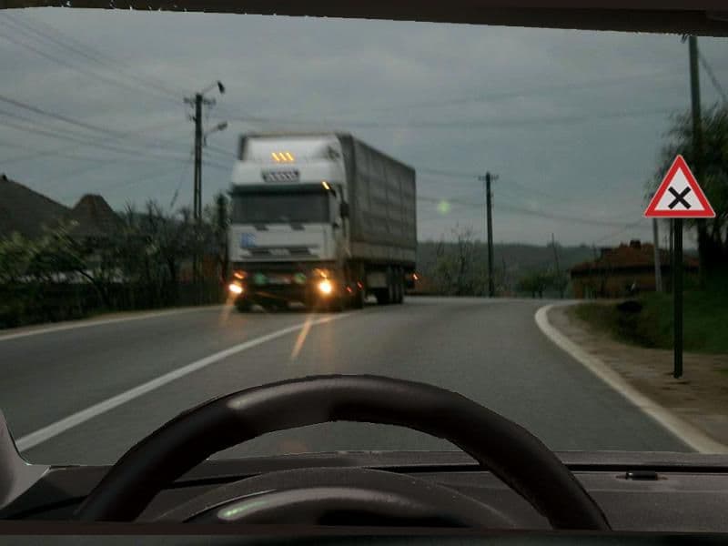 În situația dată, pentru a vă semnaliza prezența, veți schimba alternativ luminile de drum cu luminile de întâlnire?