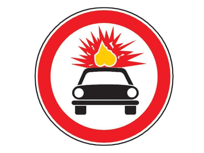 Indicatorul alăturat vă interzice să pătrundeţi cu autocamionul pe segmentul de drum la începutul căruia este instalat, dacă: