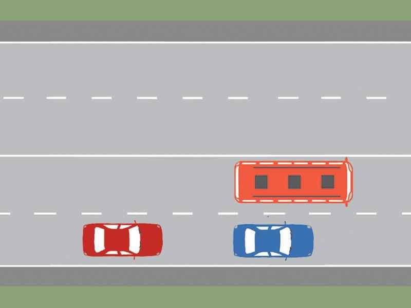 Cum trebuie să procedeze conducătorul autobuzului din imagine, dacă sesizează că pneul roţii din dreapta spate este în pană?